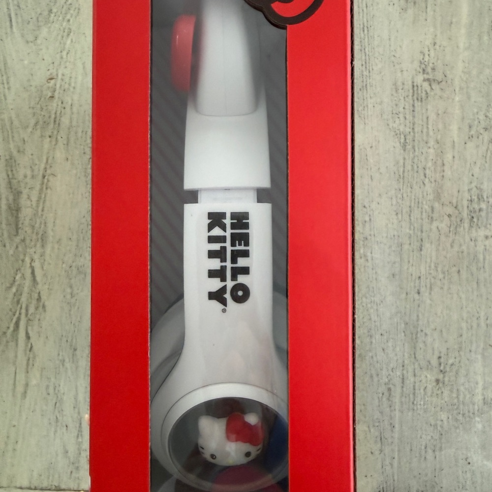 Hello Kitty Bluetooth Wireless Light Up Headphones - Picture 4 of 6